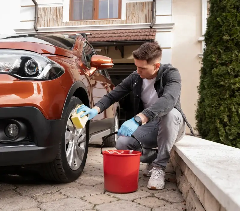 Lavage auto à domicile Nantes : professionnel intervenant sur un véhicule